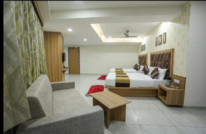 אחמדאבאד Hotel Legrand.Inn מראה חיצוני תמונה